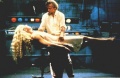 Dr. Daniels (Klaus Kinski) allein mit der Androidin Cassandra (Kendra Kirchner)
