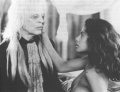 Nosferatu (Klaus Kinski) scheint bei der Jungfrau Annamarie (Anne Knecht) Chancen zu haben.