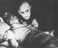 Jonathan Harker (Bruno Ganz) ist seinem Gastgeber Dracula (Klaus Kinski) ausgeliefert