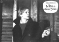 Manfred Hart (Klaus Kinski) mit Pistole