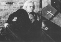 "Nach 1000 Jahren schon wieder aufsteh'n..." Nosferatu (Klaus Kinski) ist noch etwas müd.